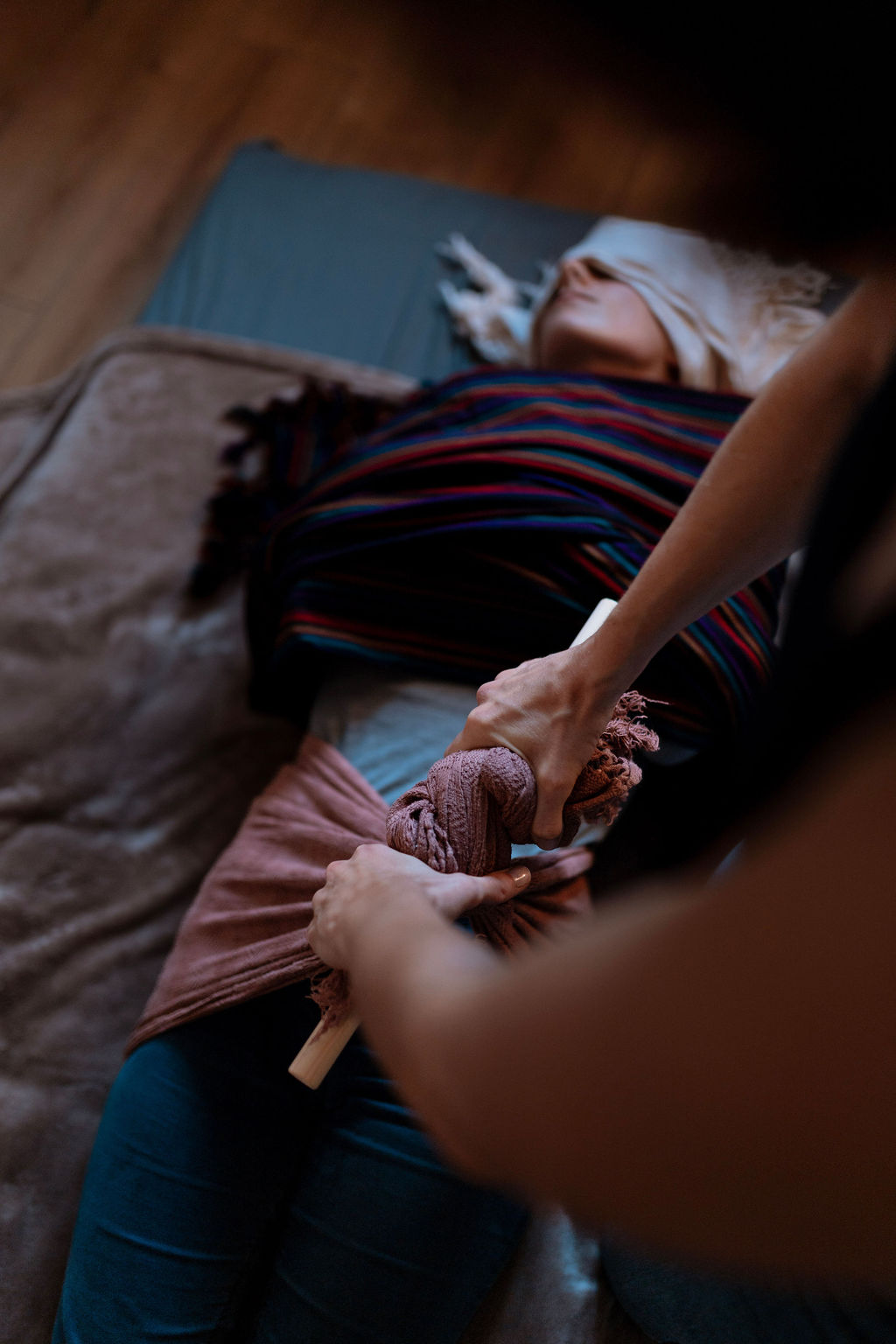 Resserrage du bassin au Rebozo pour apporter soutien, ancrage et recentrage au corps de la femme